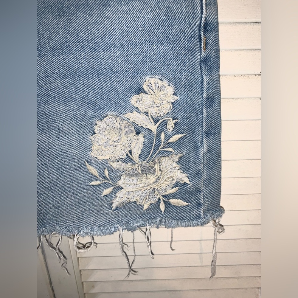 Pacsun Mini denim Skirt with white floral embroidery size 25 women’s - Picture 2 of 6